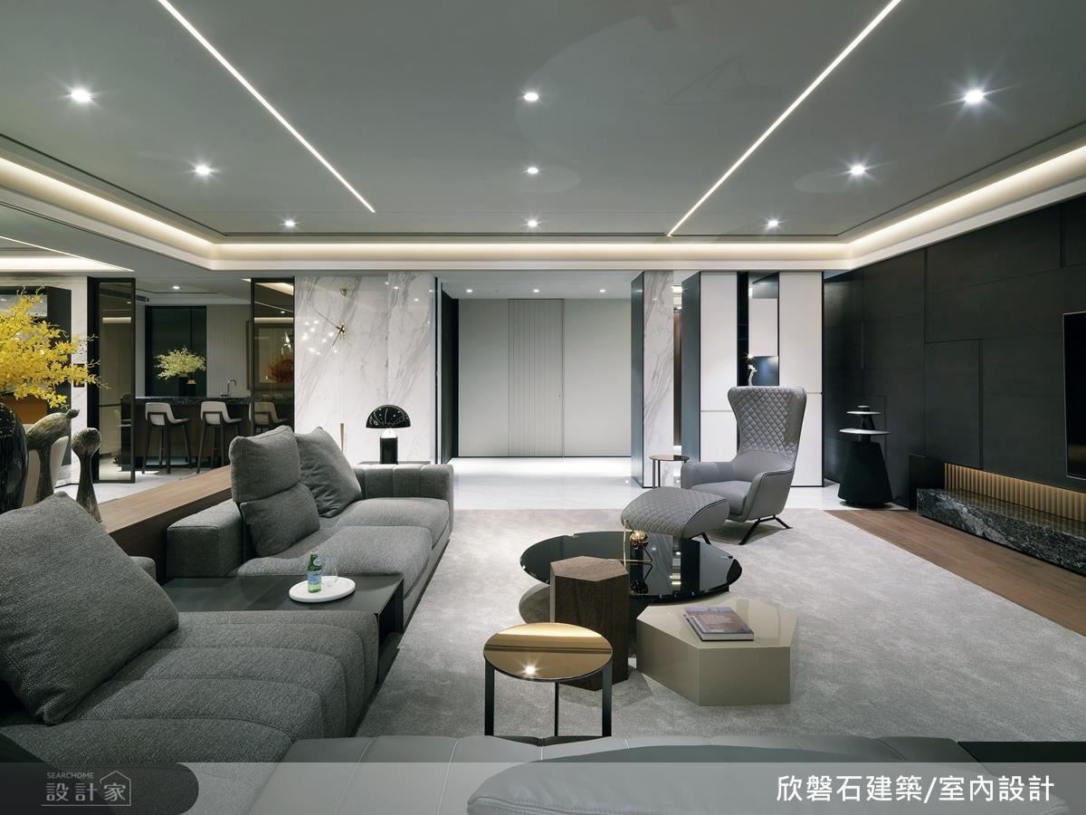 空間裡處處可見巧型收納與隱藏隔間的設計,如玄關左側白色直紋門推開其實是客用廁所;幾何線條造型的電視牆,則做了隱藏機櫃,讓空間更顯乾淨俐落。 空間裡處處可見巧型收納與隱藏隔間的設計,如玄關左側白色直紋門推開其實是客用廁所;幾何線條造型的電視牆,則做了隱藏機櫃,讓空間更顯乾淨俐落。