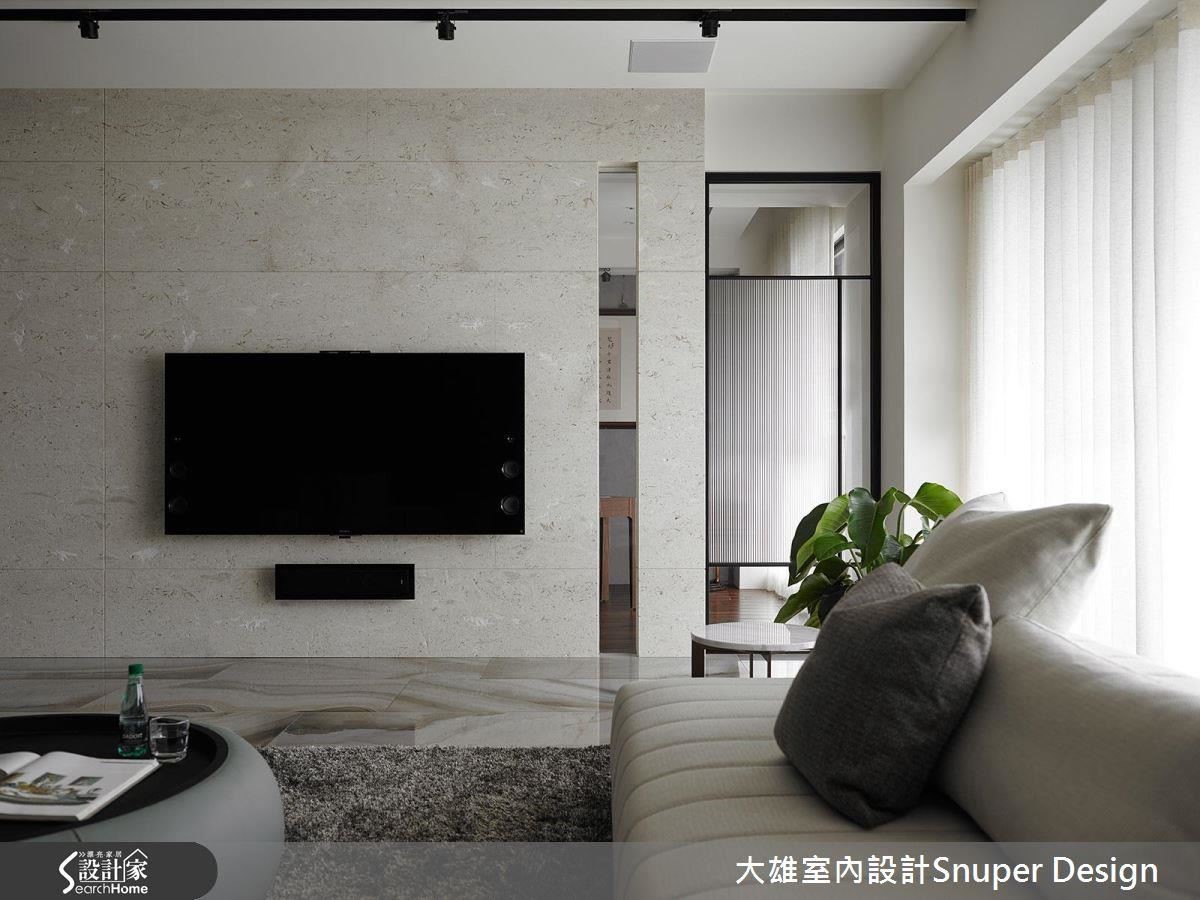 沙發背牆運用帶有低調金粉雲彩感的黑色石牆、電視牆則使用米洞石,雙主牆的設計概念,讓訂製空間符合屋主心中想望。 沙發背牆運用帶有低調金粉雲彩感的黑色石牆、電視牆則使用米洞石,雙主牆的設計概念,讓訂製空間符合屋主心中想望。