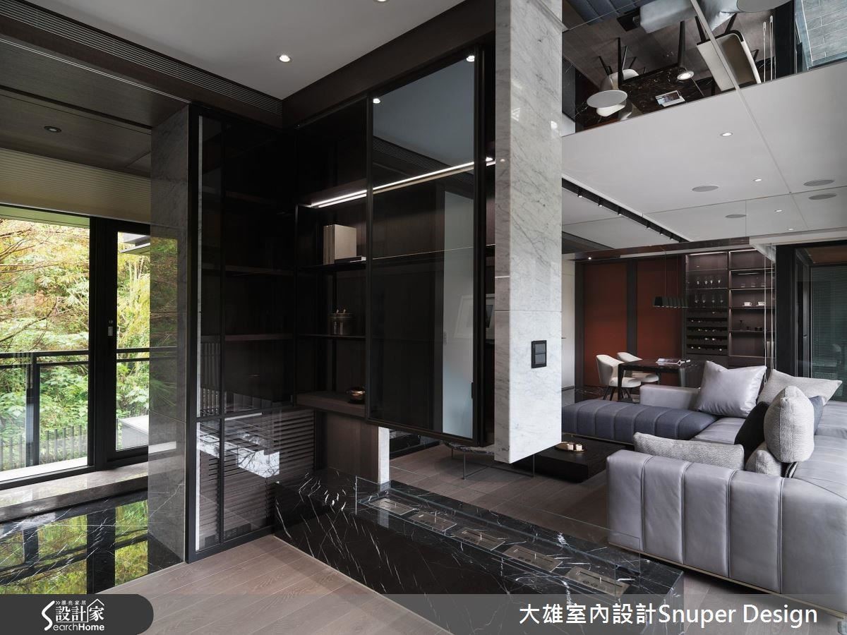 開放式書房與客廳緊鄰,天花板運用鏡面包覆大樑,拉長了牆面的延伸視覺,讓豪宅秀感十足。 開放式書房與客廳緊鄰,天花板運用鏡面包覆大樑,拉長了牆面的延伸視覺,讓豪宅秀感十足。