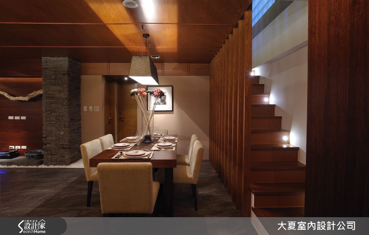 藉由自然的元素鋪陳空間,深色調的質材堆疊,搭佐間接