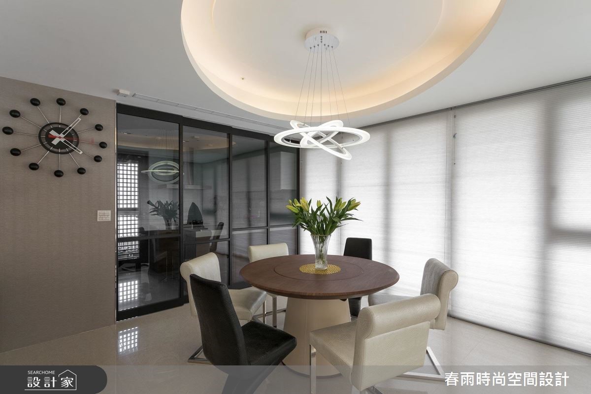 55坪大宅空間,設計師延攬三面環景採光的優秀條件,並