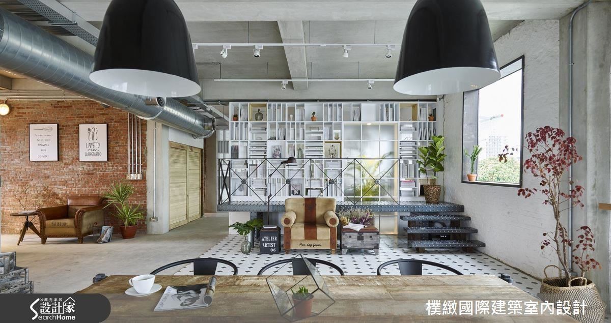 五十多年的老廠房,一樓是修車廠,二樓則形同廢墟,此