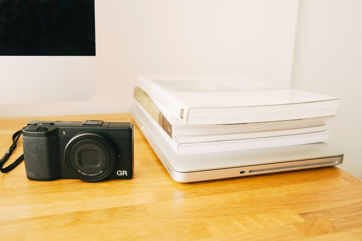 Ricoh GR、筆電與書籍。攝影_方品鈞 Ricoh GR、筆電與書籍。攝影_方品鈞