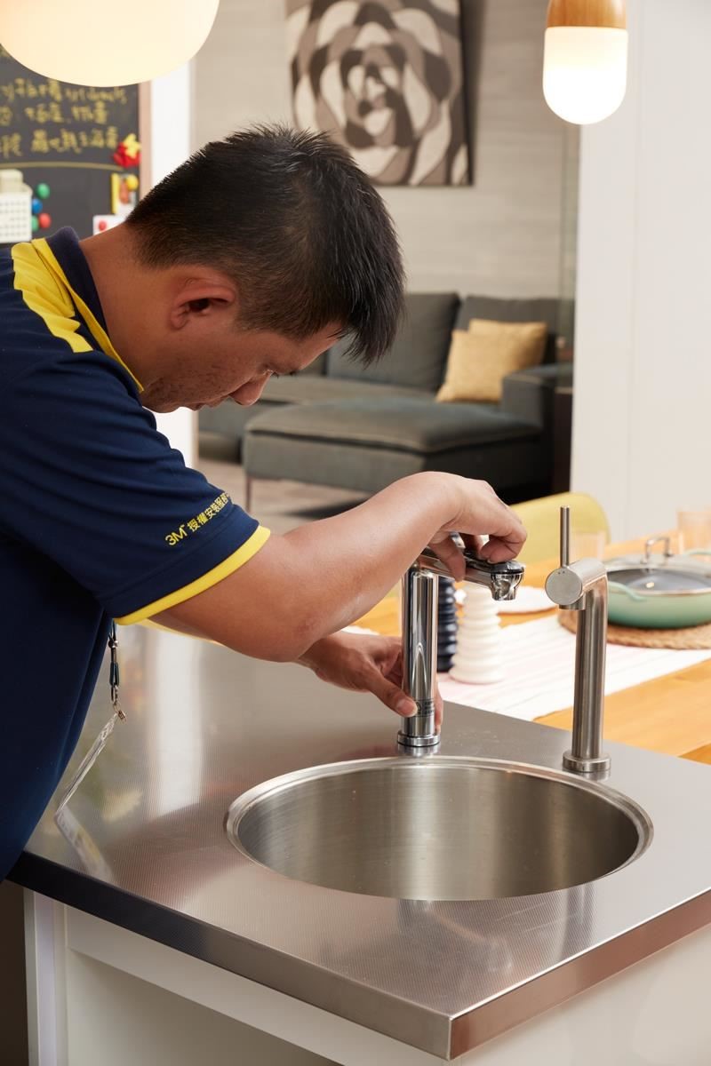 在中島檯加裝 3M HEAT2000 觸控式熱飲機的櫥上電控龍頭。 在中島檯加裝 3M HEAT2000 觸控式熱飲機的櫥上電控龍頭。
