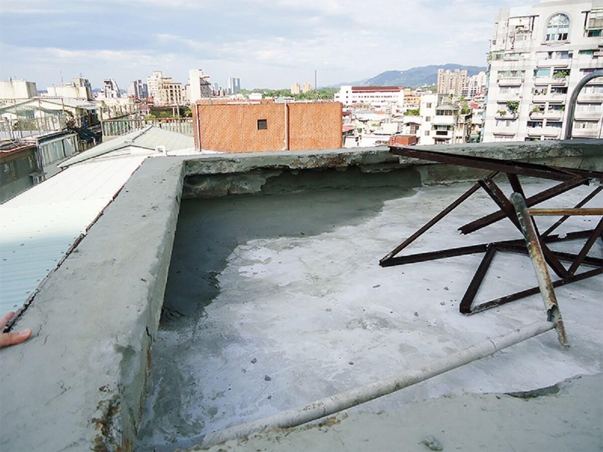 填補地面坑洞和裂縫。 圖片提供_今硯室內裝修設計工程‧張主任 填補地面坑洞和裂縫。 圖片提供_今硯室內裝修設計工程‧張主任