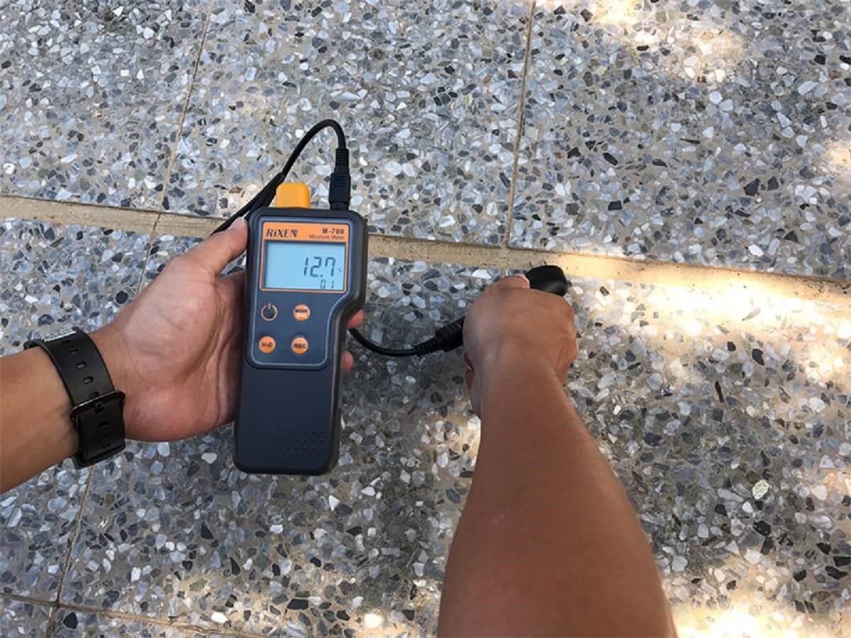 素地整理後,再用水分計測量,確認水分含量是否下降。 圖片提供_今硯室內裝修設計工程‧張主任 素地整理後,再用水分計測量,確認水分含量是否下降。 圖片提供_今硯室內裝修設計工程‧張主任