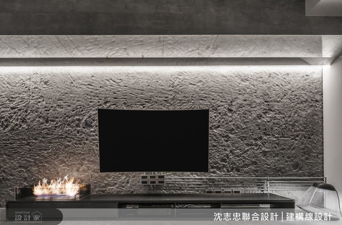 客廳主牆面中,以原始的建材搭上細緻的工藝,一步步鑿出精細的紋路痕跡,成為最具震撼的藝術創作品。 客廳主牆面中,以原始的建材搭上細緻的工藝,一步步鑿出精細的紋路痕跡,成為最具震撼的藝術創作品。