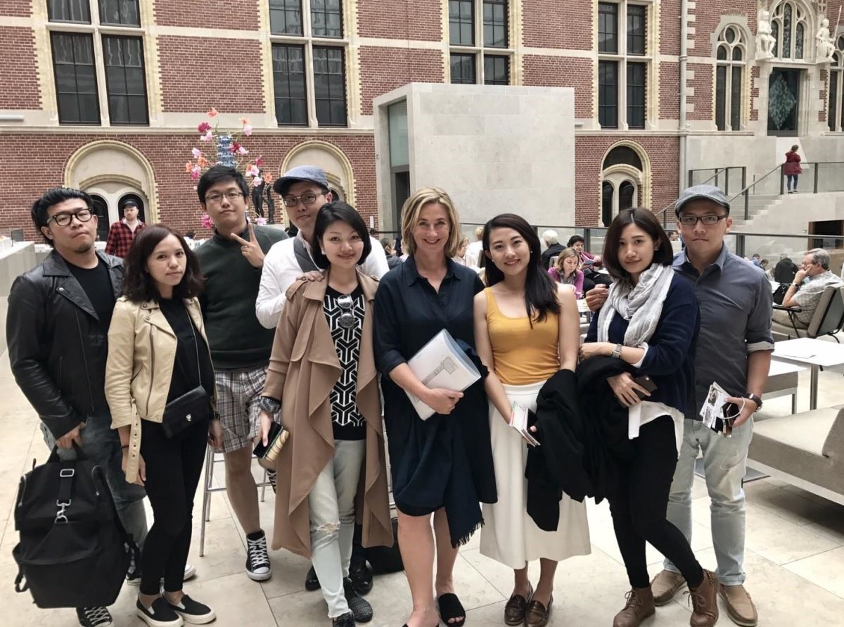 近二年在台灣 Dulux 空間色彩大賽上表現獲得優勝的合砌設計、大晴設計,一行人在歐洲與 AkzoNoble 色彩美學中心的總監 Heleen Van Gent(右四)合影。 近二年在台灣 Dulux 空間色彩大賽上表現獲得優勝的合砌設計、大晴設計,一行人在歐洲與 AkzoNoble 色彩美學中心的總監 Heleen Van Gent(右四)合影。