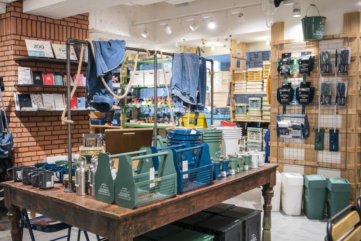 與美國的OLD SMITH品牌合作,這個品牌的人氣商品,以DIY用品為主,打掃用具、水桶、工具箱和塑膠製品都是暢銷小物。 與美國的OLD SMITH品牌合作,這個品牌的人氣商品,以DIY用品為主,打掃用具、水桶、工具箱和塑膠製品都是暢銷小物。