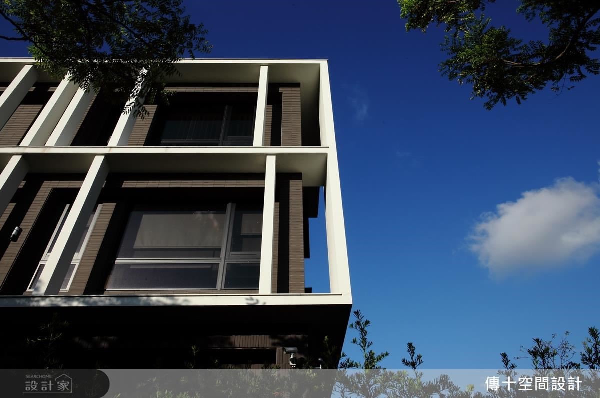 這是一個自地自建的房子,外觀建體以現代手法加入水平