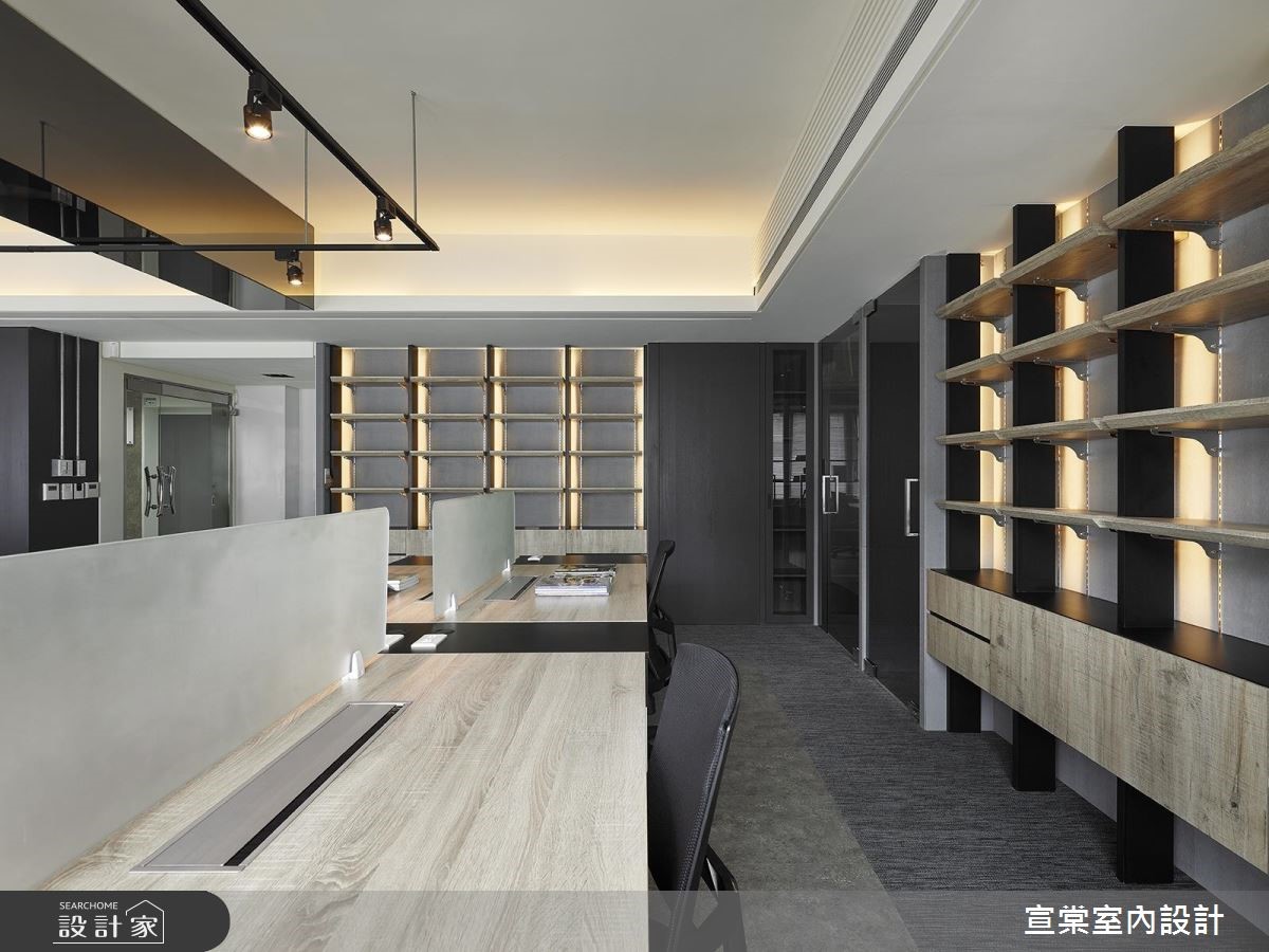 原有的空間裡,天花板僅210公分且以傳統的輕鋼架搭建