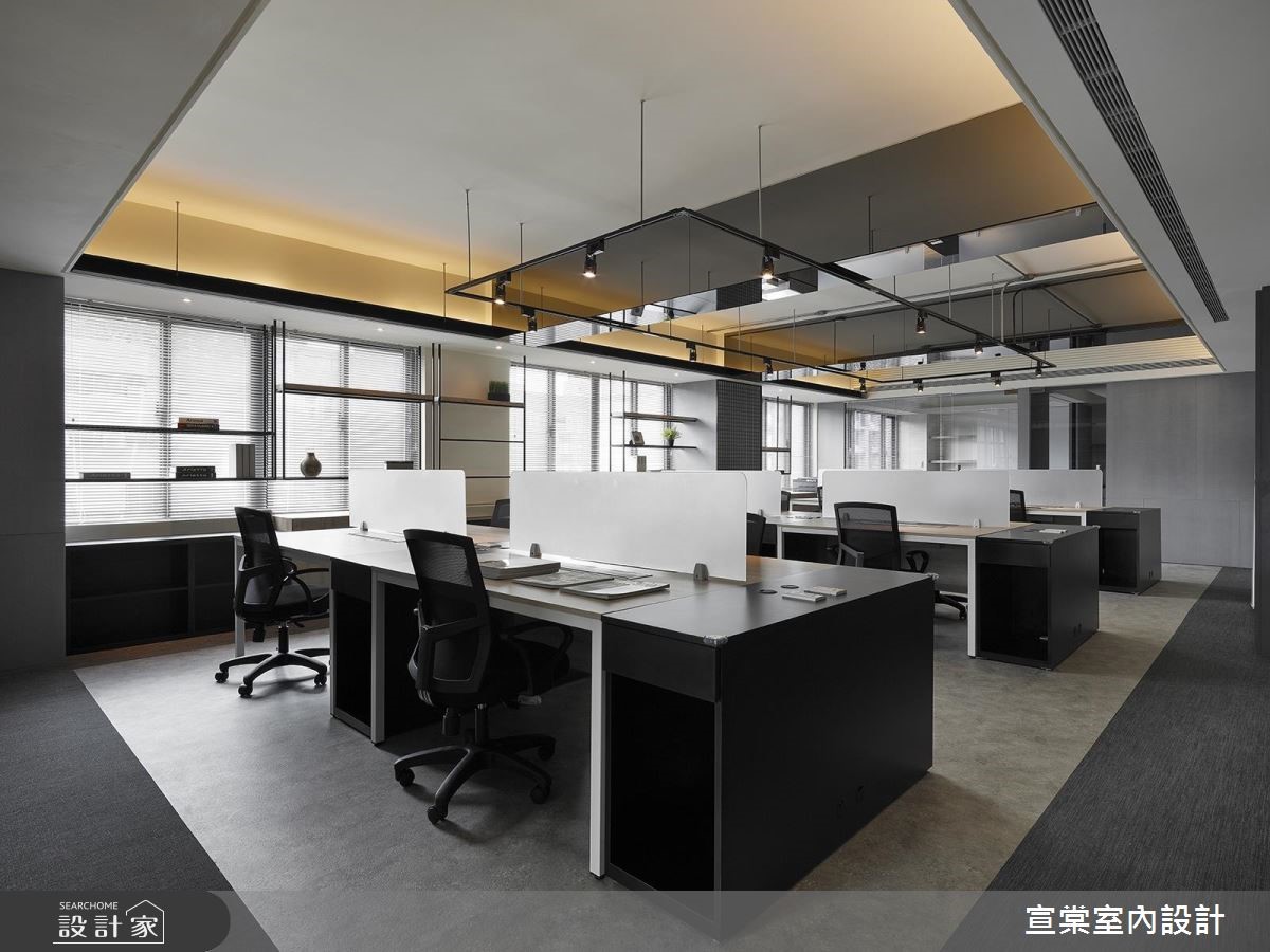 原有的空間裡,天花板僅210公分且以傳統的輕鋼架搭建