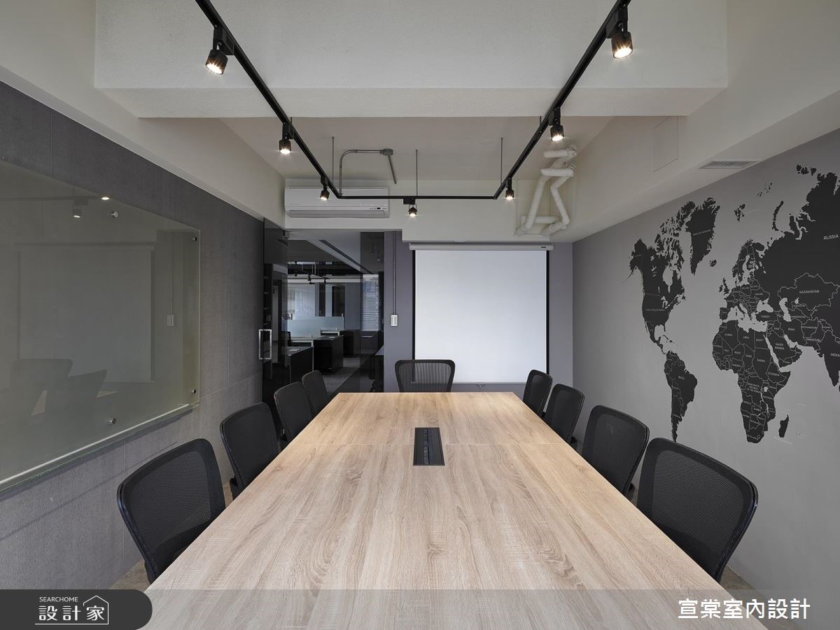 原有的空間裡,天花板僅210公分且以傳統的輕鋼架搭建