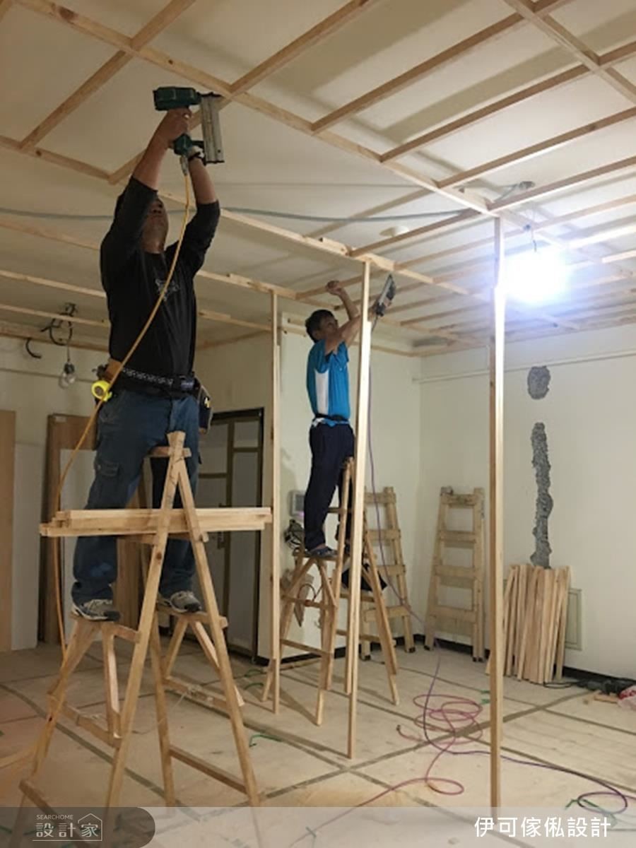 接著採用 45 x 25 公分的間距釘妥角料,避免跨距太大,確保接合起來的支撐力是足夠的。 接著採用 45 x 25 公分的間距釘妥角料,避免跨距太大,確保接合起來的支撐力是足夠的。