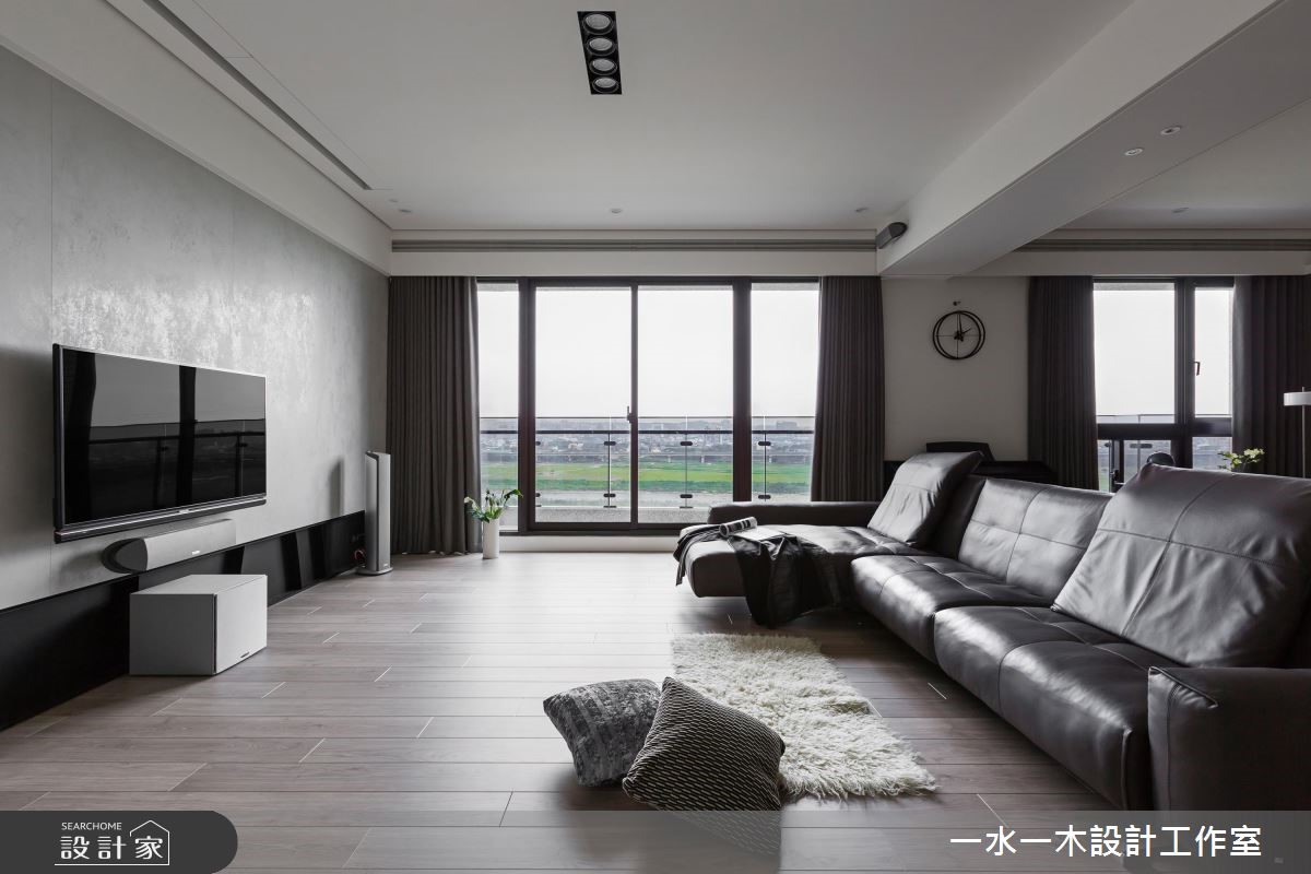 讓白、灰、黑三種簡約色系打造空間基底,藉由自然的木