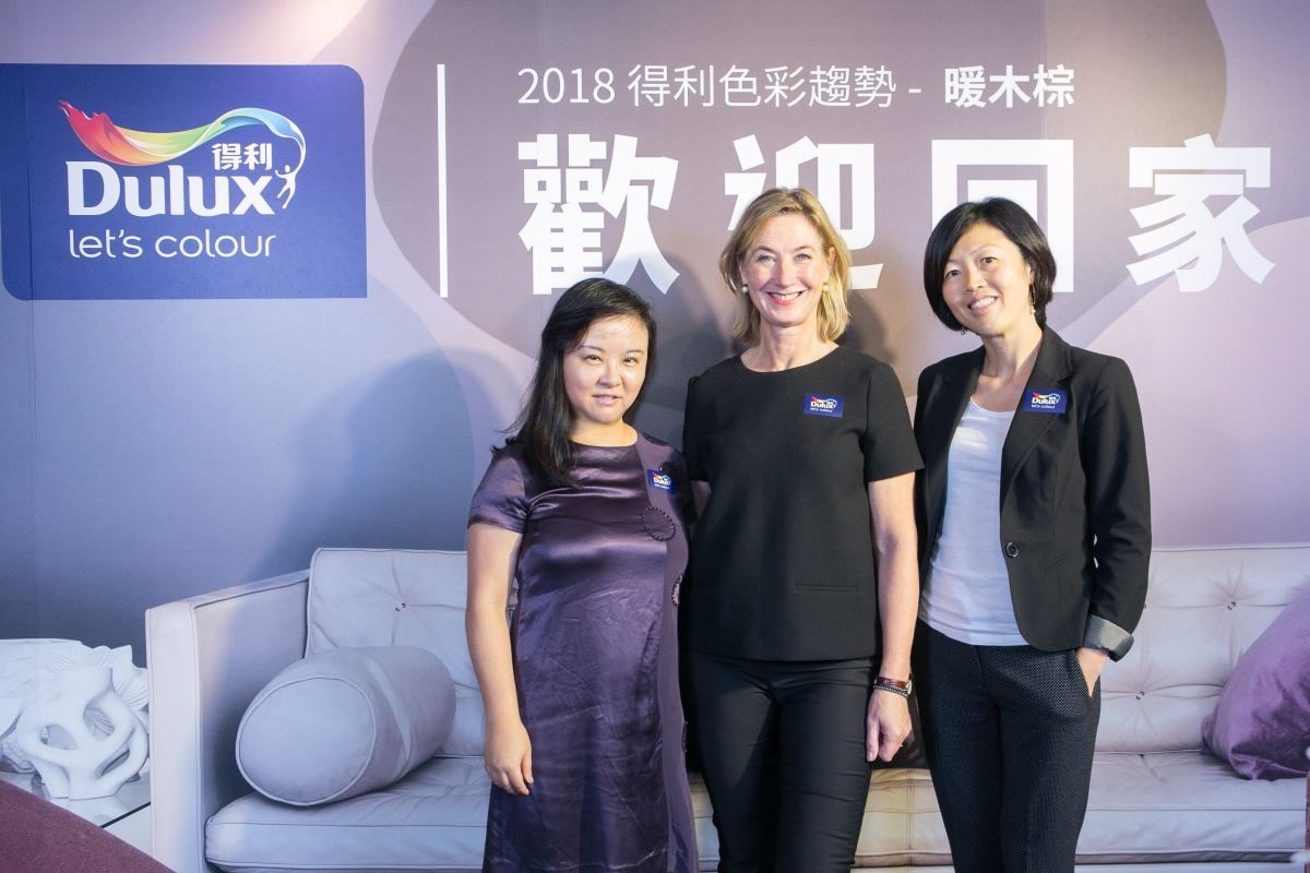 右起為台灣得利塗料總經理何琪婷、阿克蘇諾貝爾全球美學中心創意總監 Heleen van Gent、台灣得利塗料資深行銷經理史家倩。 右起為台灣得利塗料總經理何琪婷、阿克蘇諾貝爾全球美學中心創意總監 Heleen van Gent、台灣得利塗料資深行銷經理史家倩。