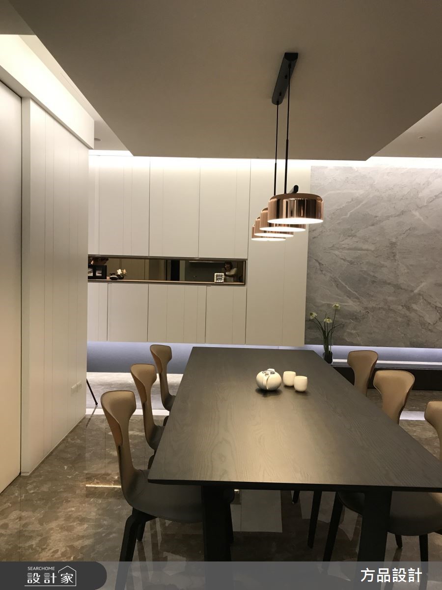 35 坪住宅場域,設計師從經典的黑白彩度出發,並藉由
