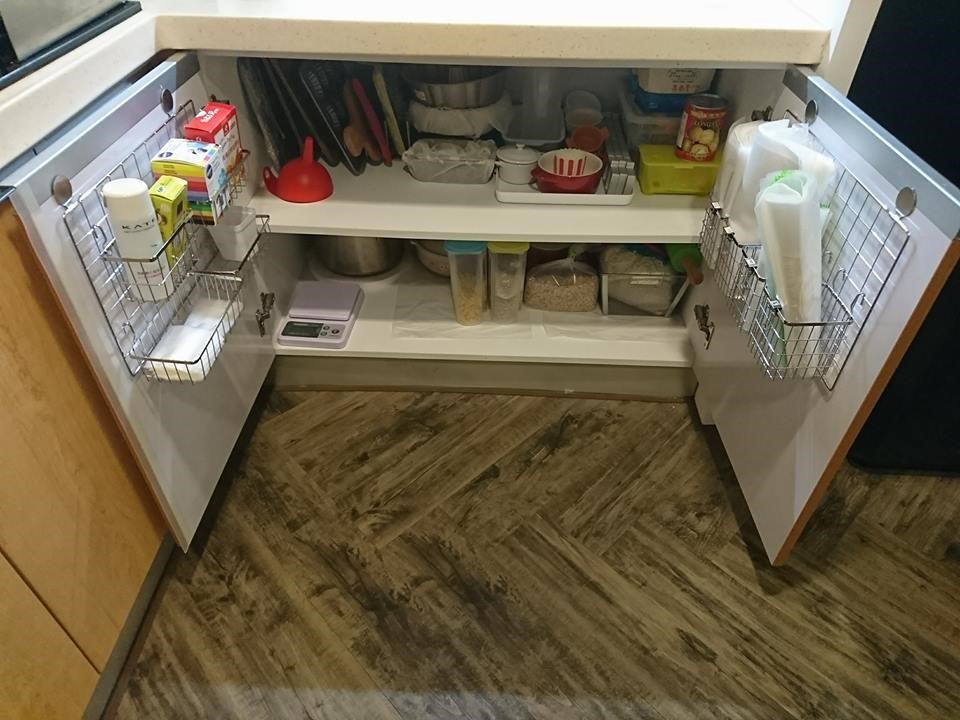雙門門片上各做收納筐,需量好距離才不會卡住層板。圖片提供_Maureen DIY 雙門門片上各做收納筐,需量好距離才不會卡住層板。圖片提供_Maureen DIY