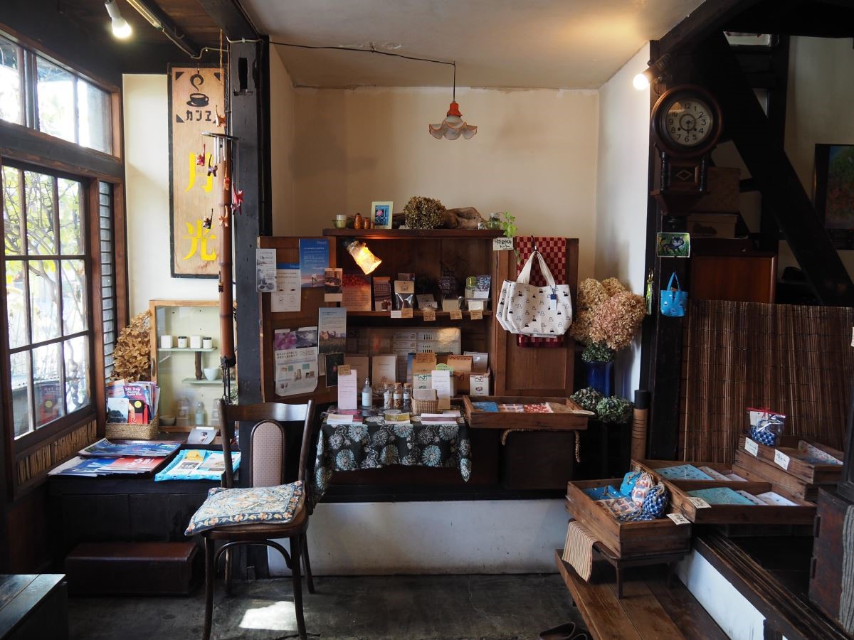 在角落裝飾上乾燥繡球花,為店內的日式雜貨烘托濃濃日式氣息。 在角落裝飾上乾燥繡球花,為店內的日式雜貨烘托濃濃日式氣息。