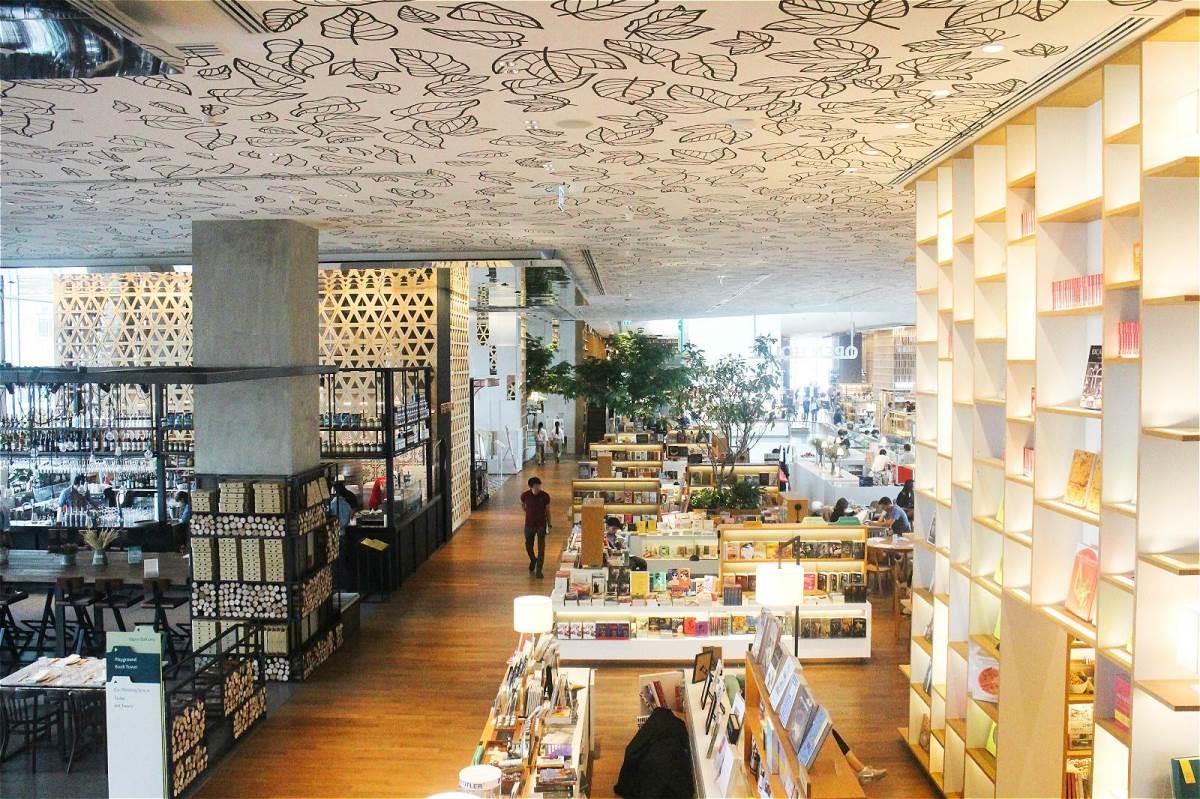 Open House的店中店運用木頭製成的鏤空格柵區隔,既開放又有隱私。 Open House的店中店運用木頭製成的鏤空格柵區隔,既開放又有隱私。