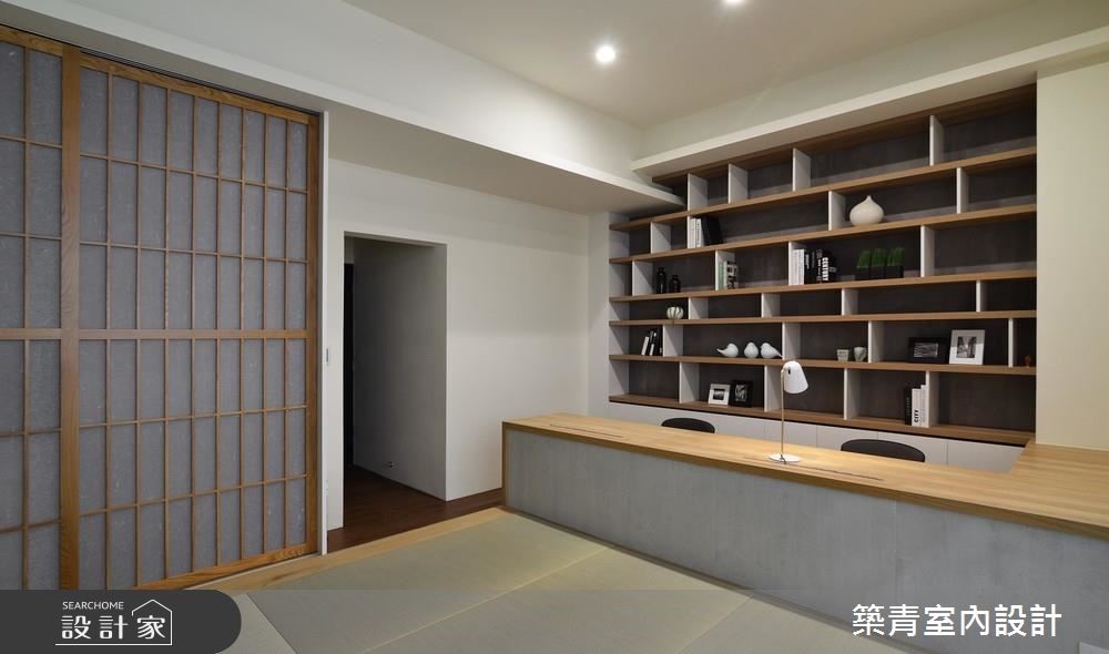 白色調為基底的空間裡,運用自然的原木質感局部妝點,