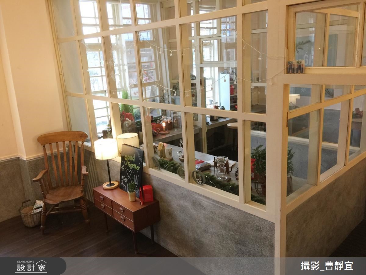 玻璃屋後方的廚房區,明亮而開闊 玻璃屋後方的廚房區,明亮而開闊