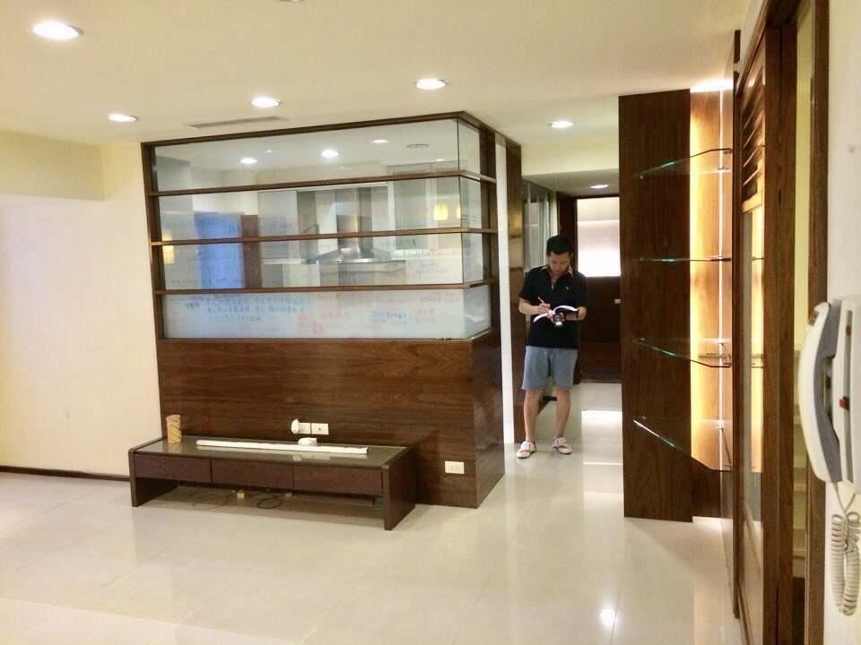 這間屋齡40年的電梯華廈,和大多老屋相同,有著採光不