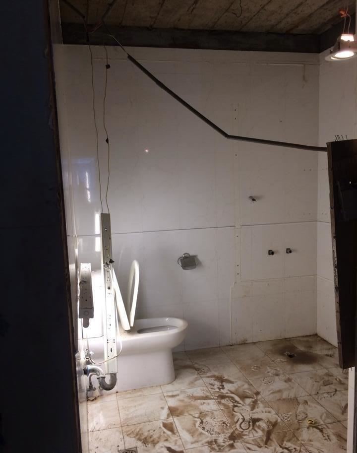 這間屋齡40年的電梯華廈,和大多老屋相同,有著採光不