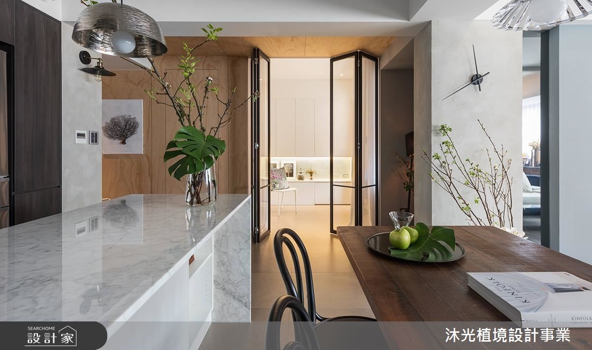 位於都市中心的 28 坪老屋有著優良採光,但是卻有著樓