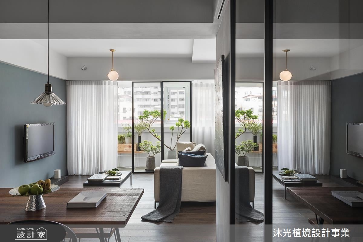 位於都市中心的 28 坪老屋有著優良採光,但是卻有著樓
