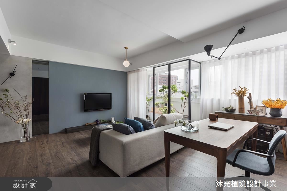 位於都市中心的 28 坪老屋有著優良採光,但是卻有著樓