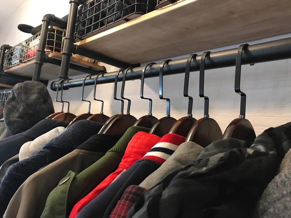以實木衣架吊掛外套衣服,彷彿精品店般的陳列方式,更顯質感。圖片提供_i AM寶姬 以實木衣架吊掛外套衣服,彷彿精品店般的陳列方式,更顯質感。圖片提供_i AM寶姬