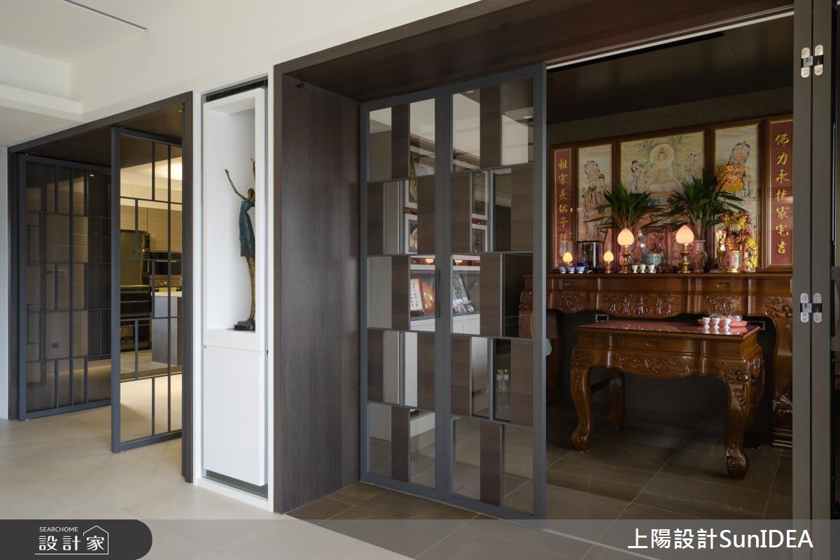 單層百坪大宅,居住者為父母、兒子與兒媳,設計師將兩