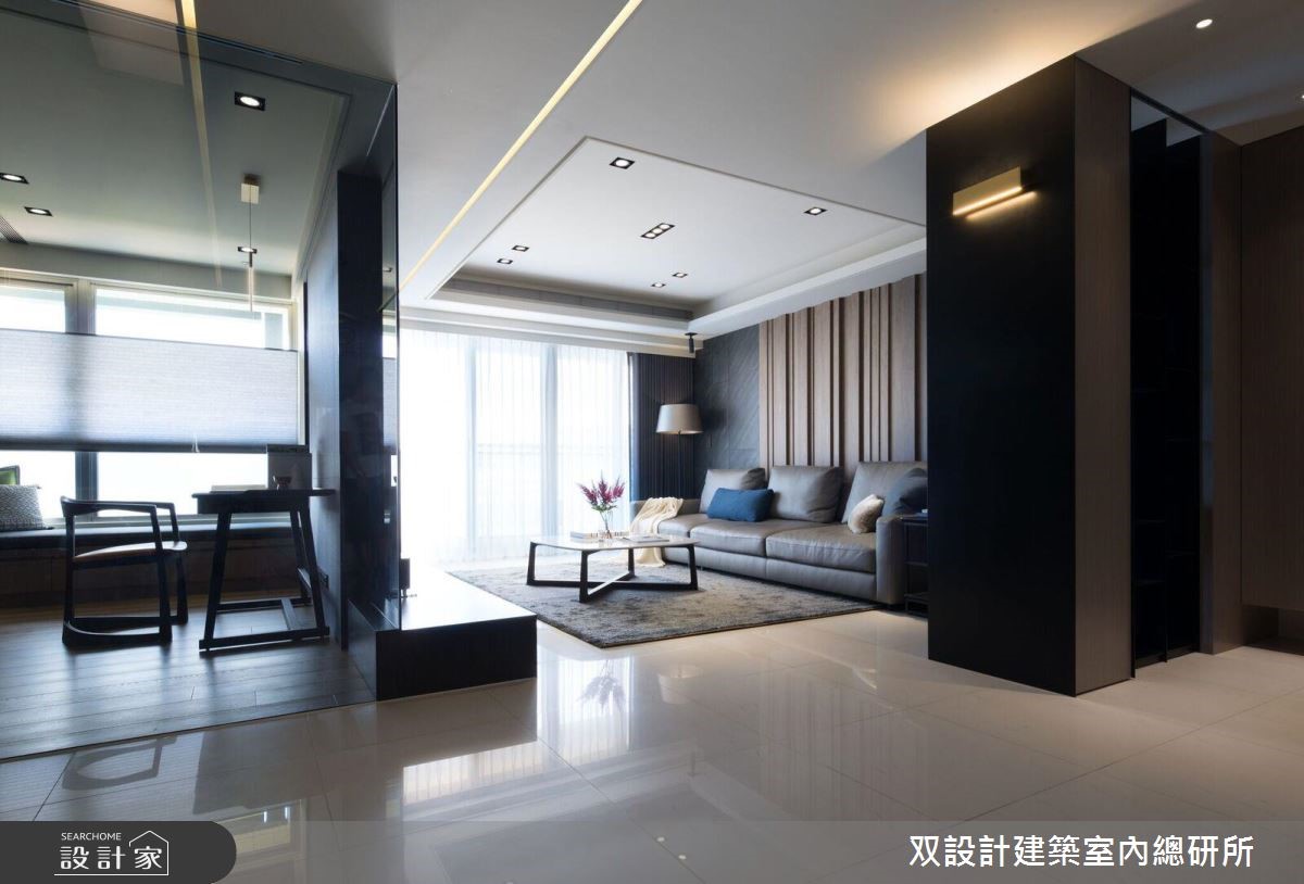 設計師透過沉穩俐落的現代風手法,為屋主一家人打造出