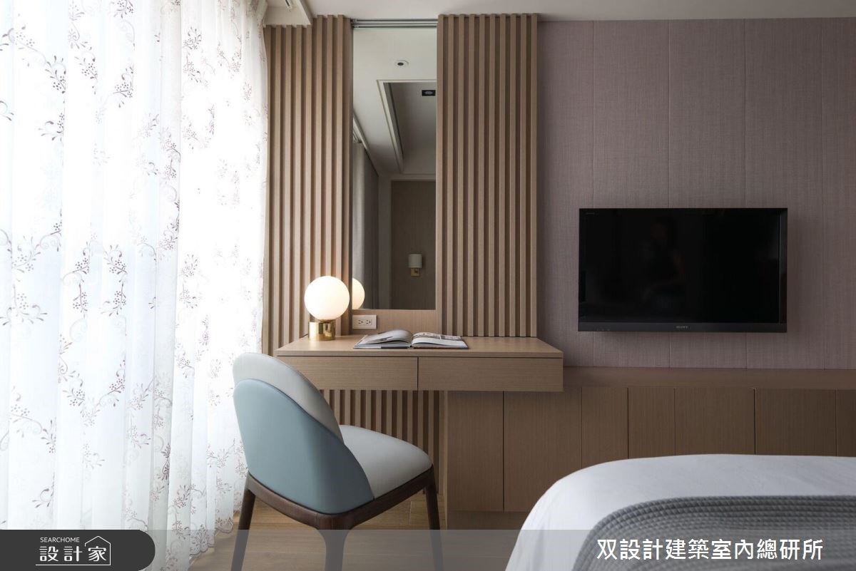設計師透過沉穩俐落的現代風手法,為屋主一家人打造出