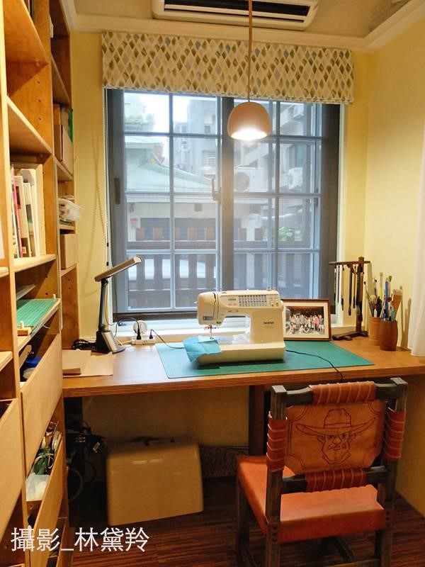 多才多藝的屋主,喜好書法、木雕、皮雕、金屬雕刻、皮革縫製等,由於喜好的項目很多,更需要獨立出來的空間,才不會影響到其他空間的使用機 多才多藝的屋主,喜好書法、木雕、皮雕、金屬雕刻、皮革縫製等,由於喜好的項目很多,更需要獨立出來的空間,才不會影響到其他空間的使用機