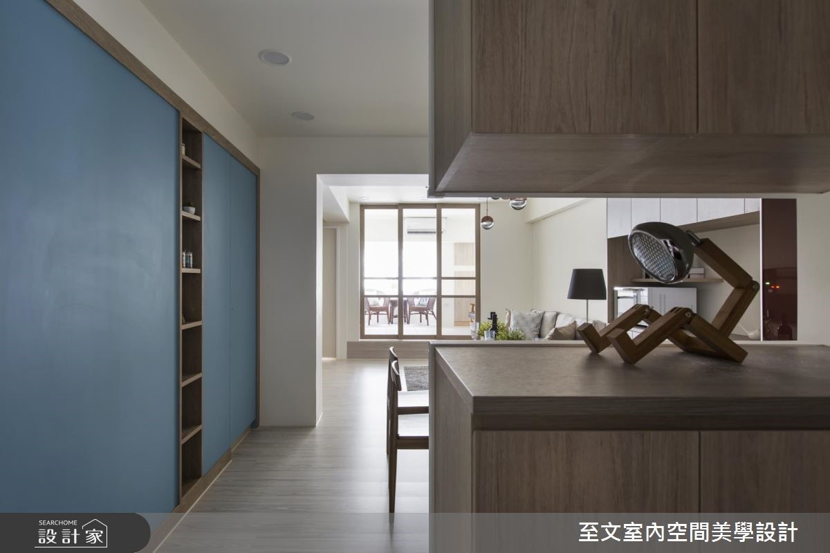 位於都市中心的老舊長形屋是台灣常見的居住形式,通常