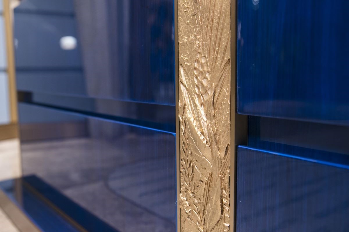 皇家藍櫃體鑲嵌精緻雕塑,其紋彙來自 Chaumet 工作室中收藏的文獻。攝影_Mark Lee 皇家藍櫃體鑲嵌精緻雕塑,其紋彙來自 Chaumet 工作室中收藏的文獻。攝影_Mark Lee