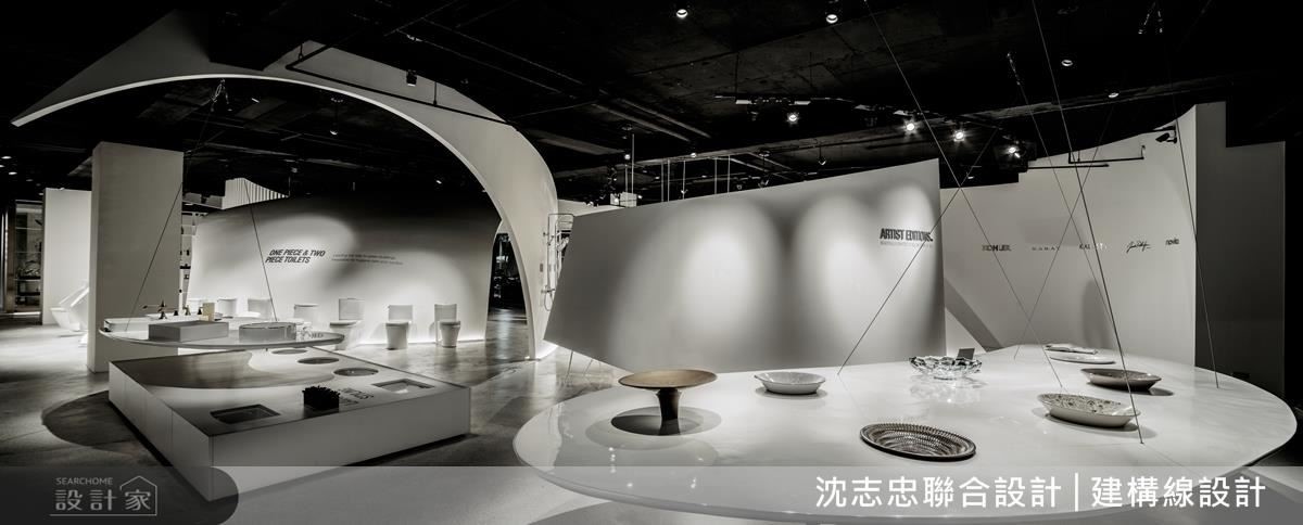 以弧線牆面象徵翻書概念,讓民眾進門後有如閱讀文本般,了解品牌歷史,感受裝置藝術般的產品陳列。 以弧線牆面象徵翻書概念,讓民眾進門後有如閱讀文本般,了解品牌歷史,感受裝置藝術般的產品陳列。