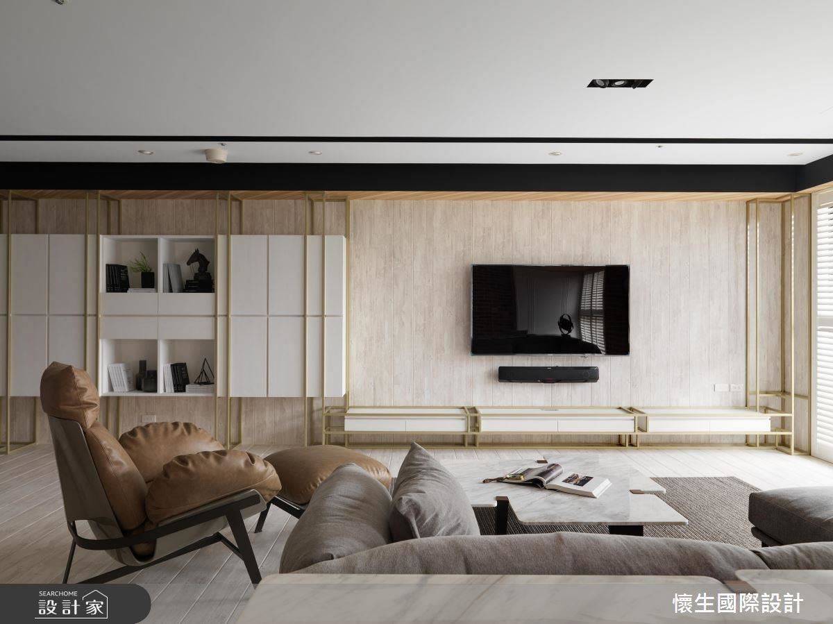 以金色鐵件元素框塑出電視牆面與收納櫃體,搭配木質材料的天地壁串聯,為空間帶來精緻休閒感。 以金色鐵件元素框塑出電視牆面與收納櫃體,搭配木質材料的天地壁串聯,為空間帶來精緻休閒感。