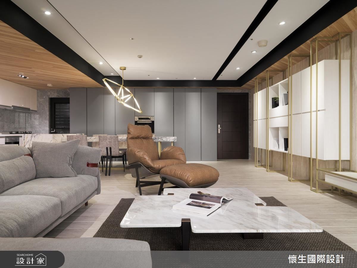 餐廳中島後方的一字型櫃體,以灰色調色彩一路延伸至廚房區的灰色大理石牆面,帶來視覺延續性。 餐廳中島後方的一字型櫃體,以灰色調色彩一路延伸至廚房區的灰色大理石牆面,帶來視覺延續性。