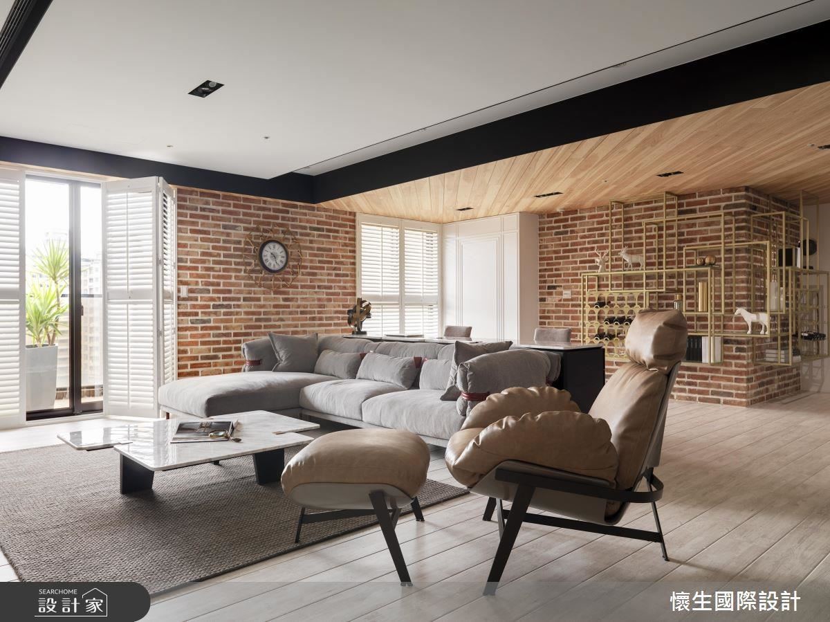 復古百年老磚牆面,佐以金色造型展示架,豐富空間層次。 復古百年老磚牆面,佐以金色造型展示架,豐富空間層次。