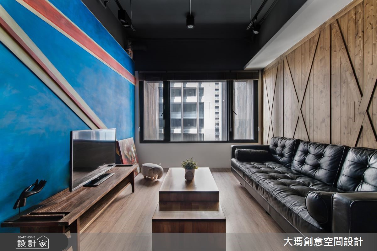 諾大的英國國旗佇立在客廳裡,轉化為搶眼的造型牆,替