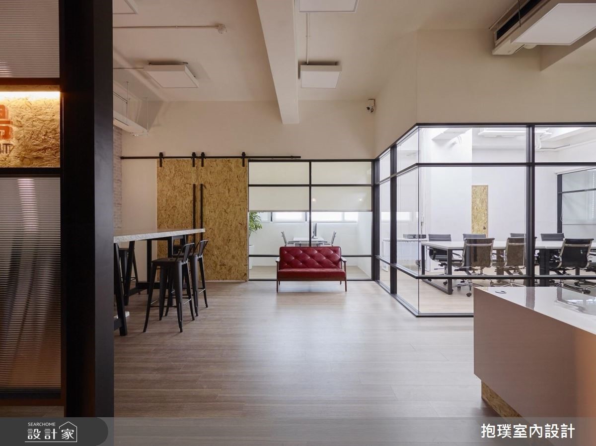 本案為遊戲公司「始祖鳥互動娛樂」的商辦空間,設計師
