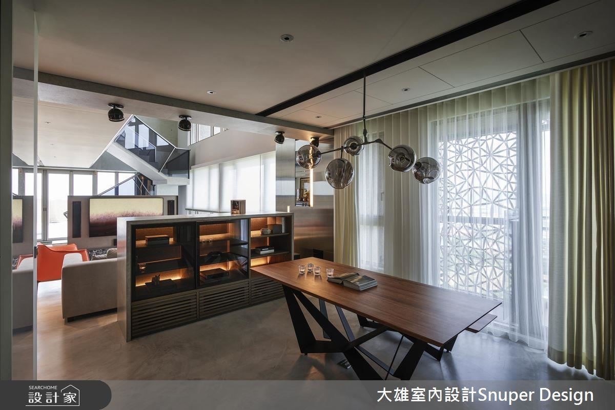 以結合餐櫃的沙發矮背牆作為客餐廳場域界定,開放式設計增進家人間的交流互動。 以結合餐櫃的沙發矮背牆作為客餐廳場域界定,開放式設計增進家人間的交流互動。