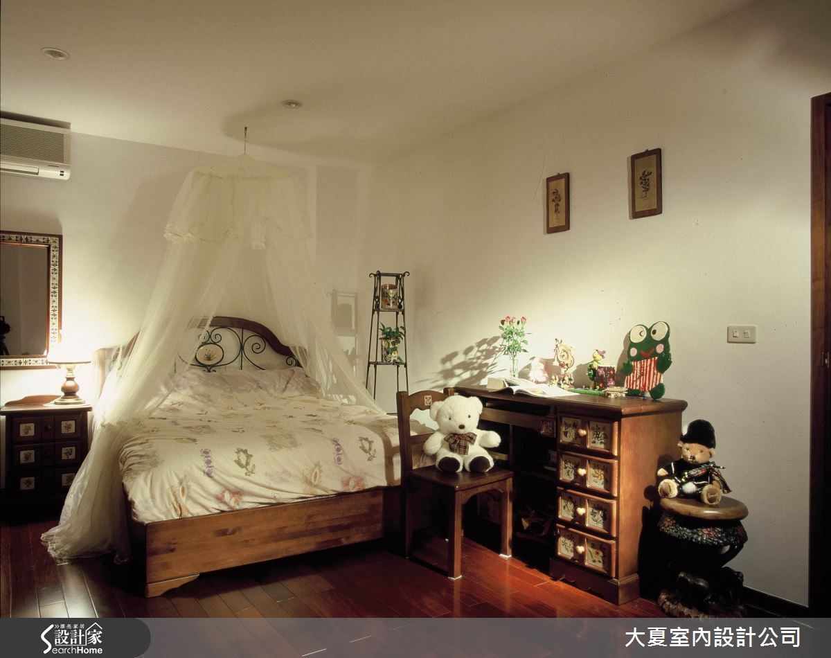 143 坪透天別墅,設計師援引鄉村風進駐,將屋主喜愛的