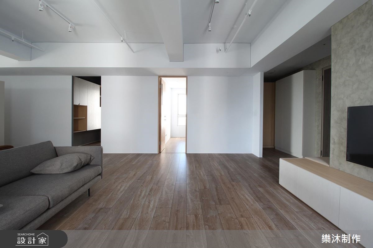 設計師以百萬裝修預算,規劃 35 坪居家場域,運用極簡