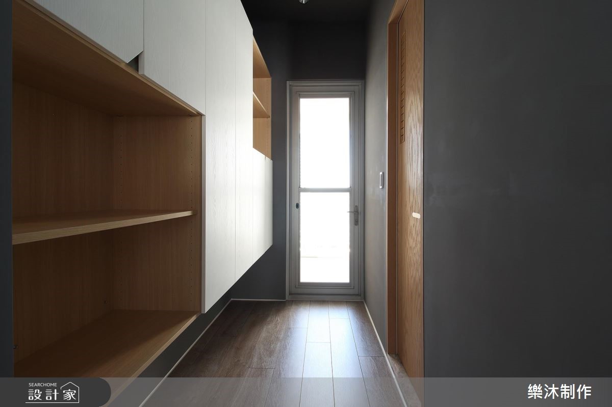設計師以百萬裝修預算,規劃 35 坪居家場域,運用極簡