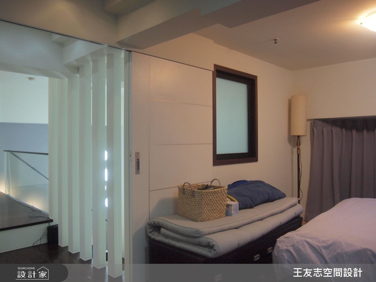 14坪的小宅裡,擁有挑高的空間格局,設計師利用淺色調