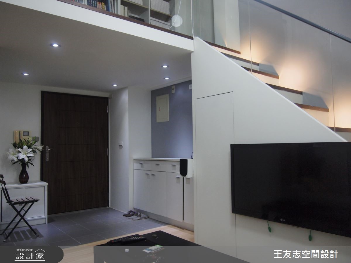 14坪的小宅裡,擁有挑高的空間格局,設計師利用淺色調